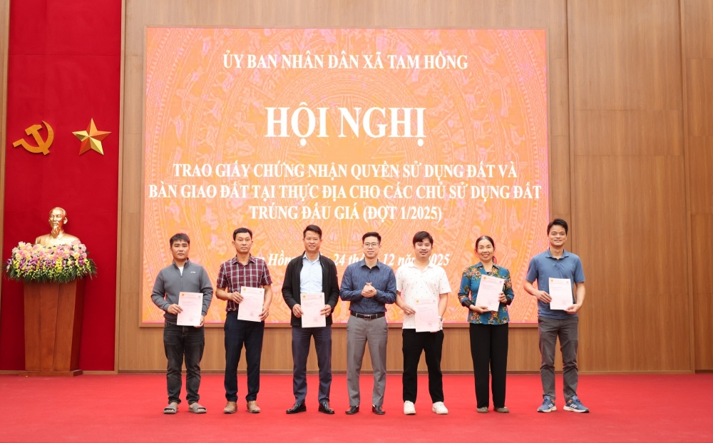 Xã Tam Hồng: Trao 21 sổ đỏ và bàn giao đất cho các hộ trúng đấu giá