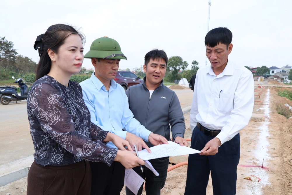 Xã Tam Hồng: Trao 21 sổ đỏ và bàn giao đất cho các hộ trúng đấu giá