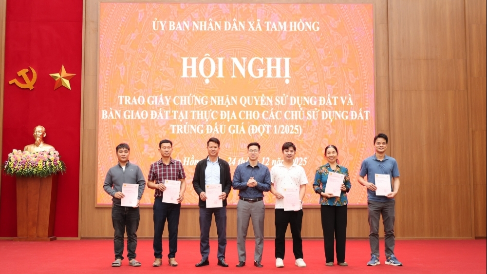 Xã Tam Hồng: Trao 21 sổ đỏ và bàn giao đất cho các hộ trúng đấu giá