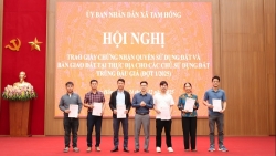 xa tam hong trao 21 so do va ban giao dat cho cac ho trung dau gia