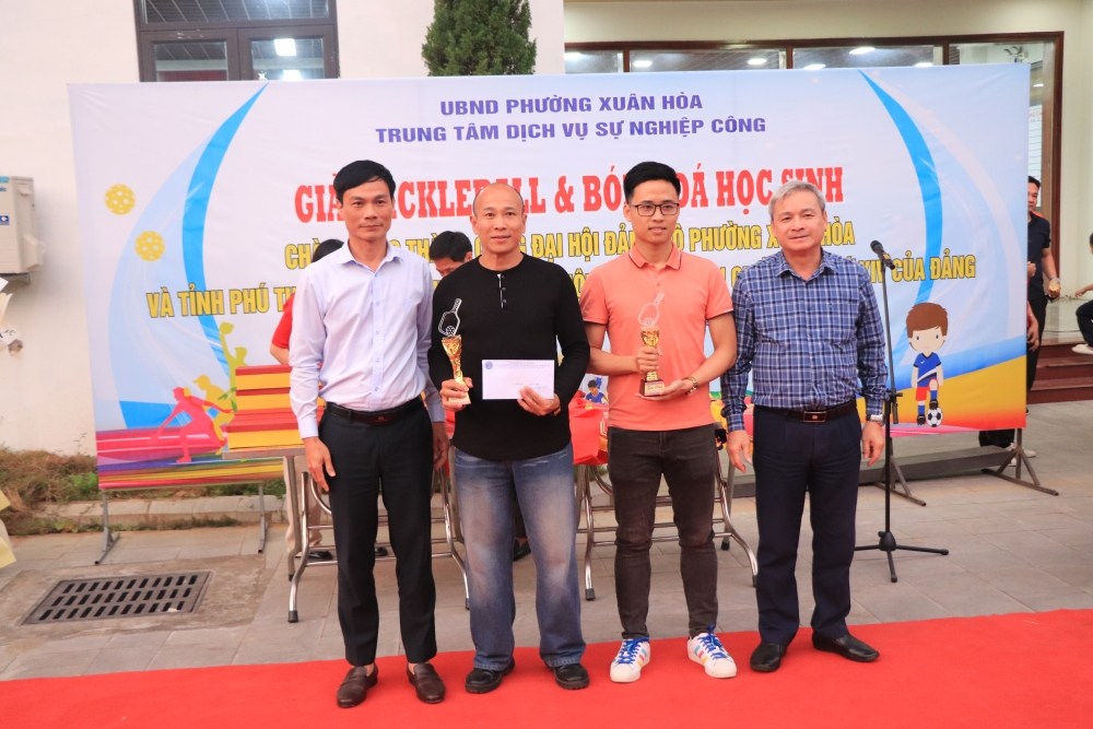 Phường Xuân Hòa: Trao giải Giải Pickleball và bóng đá cho học sinh THCS