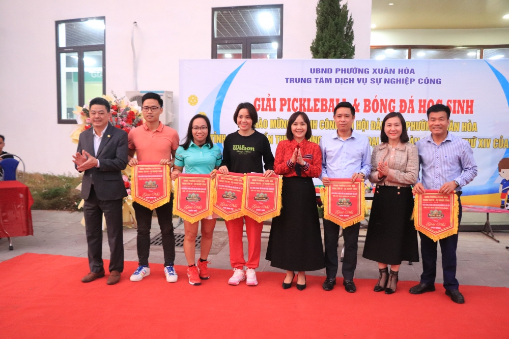 Phường Xuân Hòa: Trao giải Giải Pickleball và bóng đá cho học sinh THCS