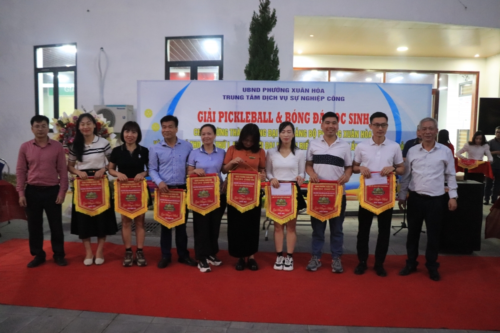 Phường Xuân Hòa: Trao giải Giải Pickleball và bóng đá cho học sinh THCS