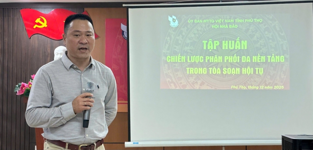 Nhà báo Trần Ngọc Long truyền đạt chuyên đề “Chiến lược phân phối đa nền tảng trong tòa soạn hội tụ”