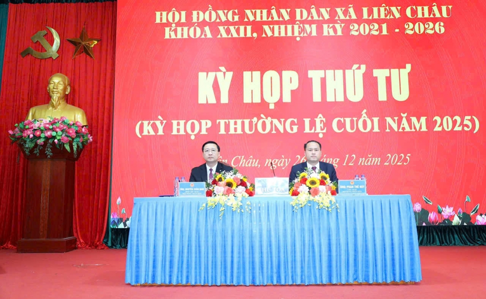 Các đồng chí chủ trì kỳ họp.