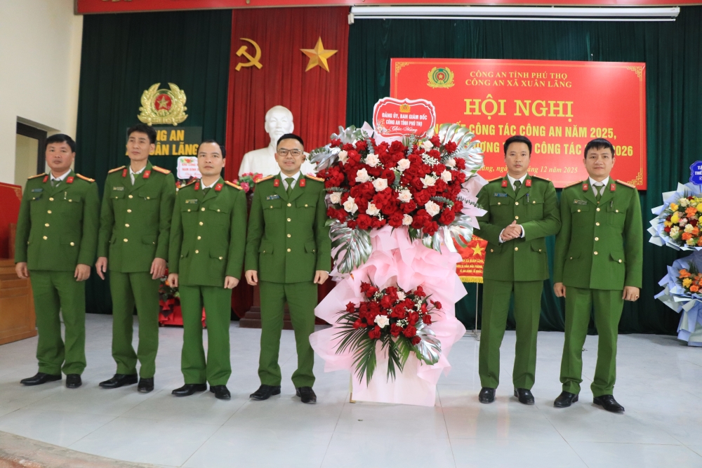 Lãnh đạo Công an tỉnh Phú Thọ tặng hoa chúc mừng Công an xã Xuân Lãng Lãnh đạo Công an tỉnh Phú Thọ tặng hoa chúc mừng Công an xã Xuân Lãng