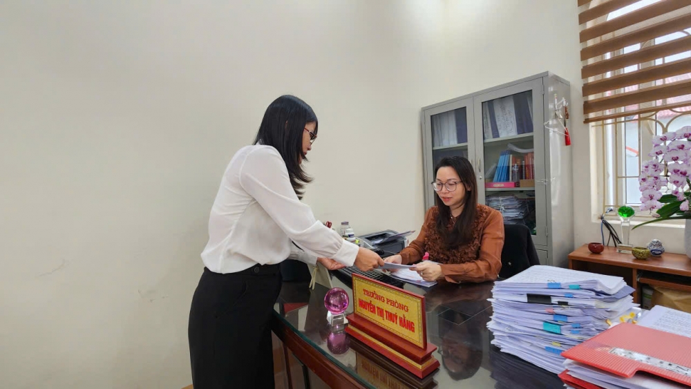 Bà Nguyễn Thị Thúy Hằng, Trưởng phòng Kinh tế, Hạ tầng và Đô thị phường Vĩnh Phúc chủ động tham mưu nhiều giải pháp, cùng tập thể đoàn kết, nỗ lực hoàn thành tốt các nhiệm vụ được giao.