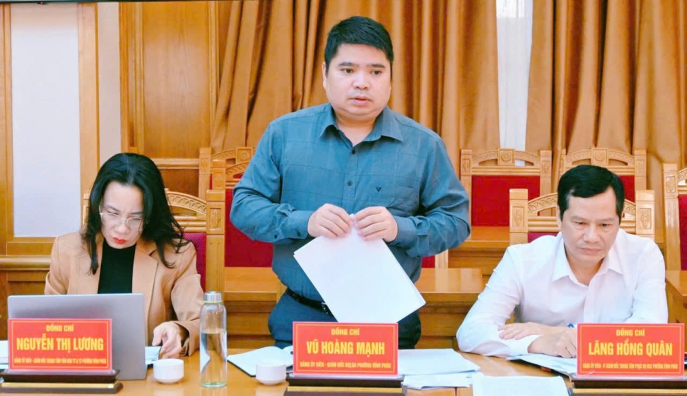 Ông Vũ Đức Mạnh, Giám đốc Ban Quản lý dự án phường Vĩnh Phúc tập trung chỉ đạo, thực hiện hiệu quả công tác giải phóng mặt bằng các dự án trọng điểm của tỉnh và của phường.