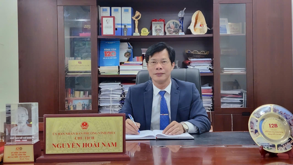 Ông Nguyễn Hoài Nam, Chủ tịch UBND phường Vĩnh Phúc trao đổi về các định hướng, nhiệm vụ phát triển trọng tâm của phường trong năm 2026.