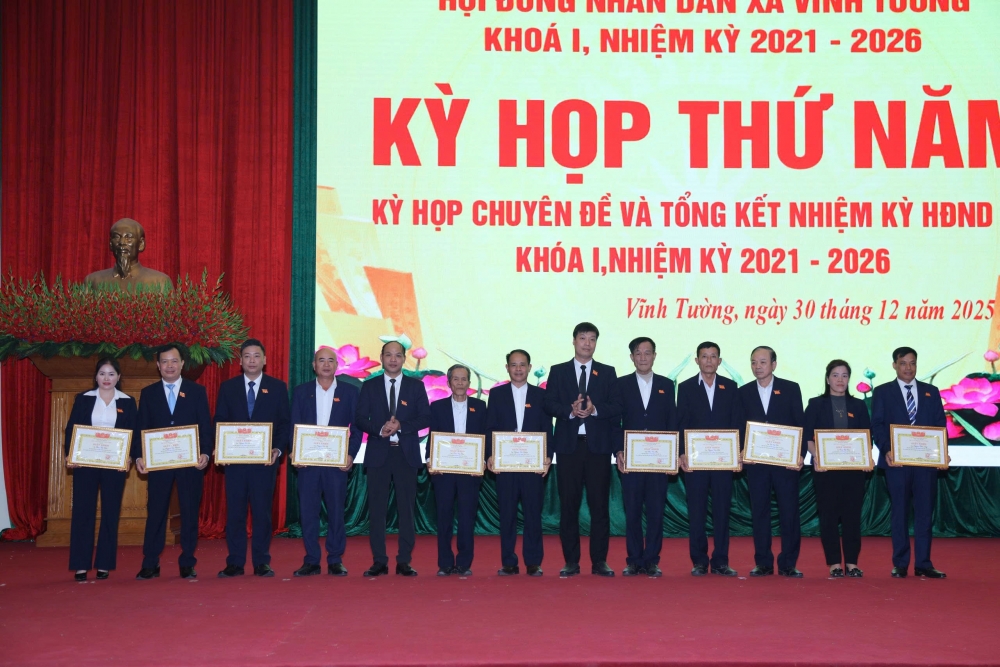 HĐND xã Vĩnh Tường khen thưởng các tập thể, cá nhân có thành tích xuất sắc trong nhiệm kỳ 2021 - 2026