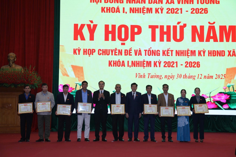 HĐND xã Vĩnh Tường khen thưởng các tập thể, cá nhân có thành tích xuất sắc trong nhiệm kỳ 2021 - 2026