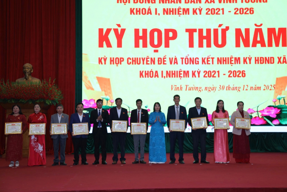 HĐND xã Vĩnh Tường khen thưởng các tập thể, cá nhân có thành tích xuất sắc trong nhiệm kỳ 2021 - 2026
