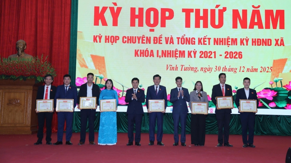 HĐND xã Vĩnh Tường khen thưởng các tập thể, cá nhân có thành tích xuất sắc