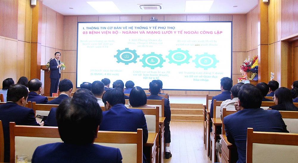 Đại diện lãnh đạo Sở Y tế báo cáo kết quả công tác y tế năm 2025