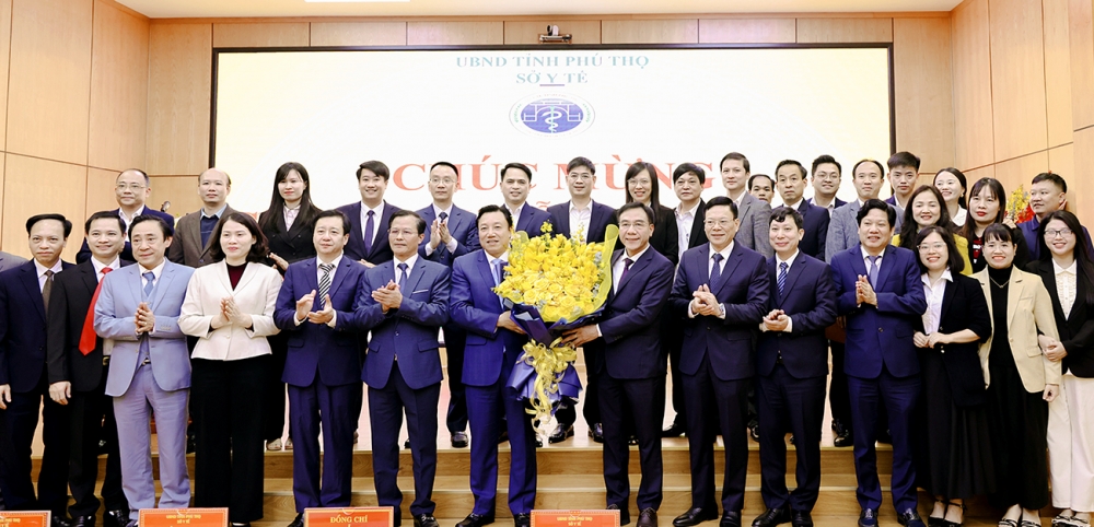 Sở Y tế tặng hoa chúc mừng Phó Chủ tịch UBND tỉnh Nguyễn Huy Ngọc vinh dự được bổ nhiệm chức danh Giáo sư ngành Y học