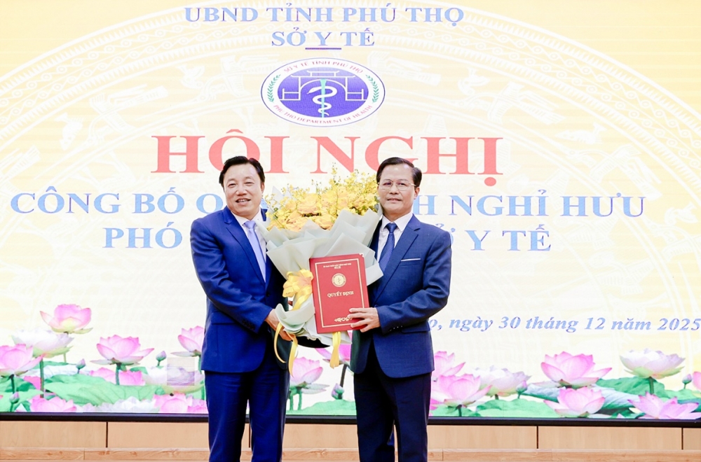 Phó Chủ tịch UBND tỉnh Nguyễn Huy Ngọc trao Quyết định nghỉ hưu theo chế độ từ ngày 1/1/2026 cho đồng chí Trần Minh Khánh - Phó Giám đốc Sở Y tế