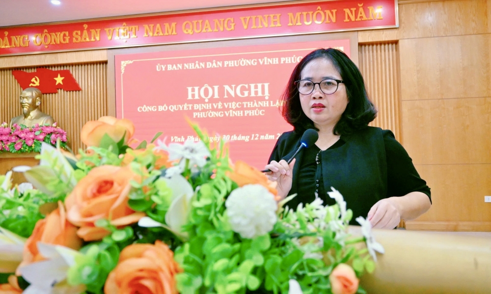  Đ/c Nguyễn Thị Kim Chung, Ủy viên BTV Đảng ủy, Trưởng phòng Văn hóa - Xã hội phường công bố các Quyết định
