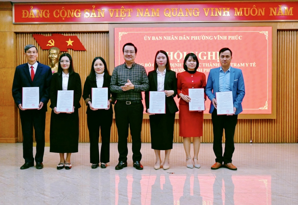  Đ.c Phó Chủ tịch UBND phường Dương Đức Nam Quyết định bổ nhiệm các Phó Giám đốc Trạm Y tế phường