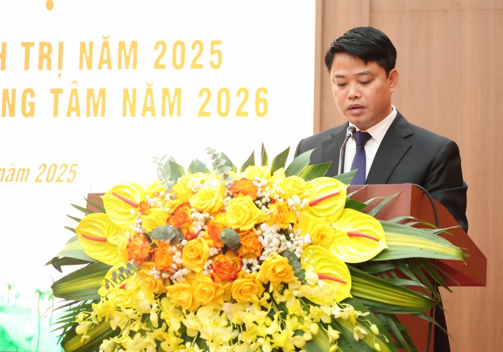 Đồng chí Nguyễn Đức Toàn, Phó bí thư Đảng ủy – Chủ tịch UBND xã báo cáo tổng kết thực hiện nhiệm vụ chính trị của Đảng bộ xã năm 2025, phương hướng nhiệm vụ năm 2026 tại hội nghị