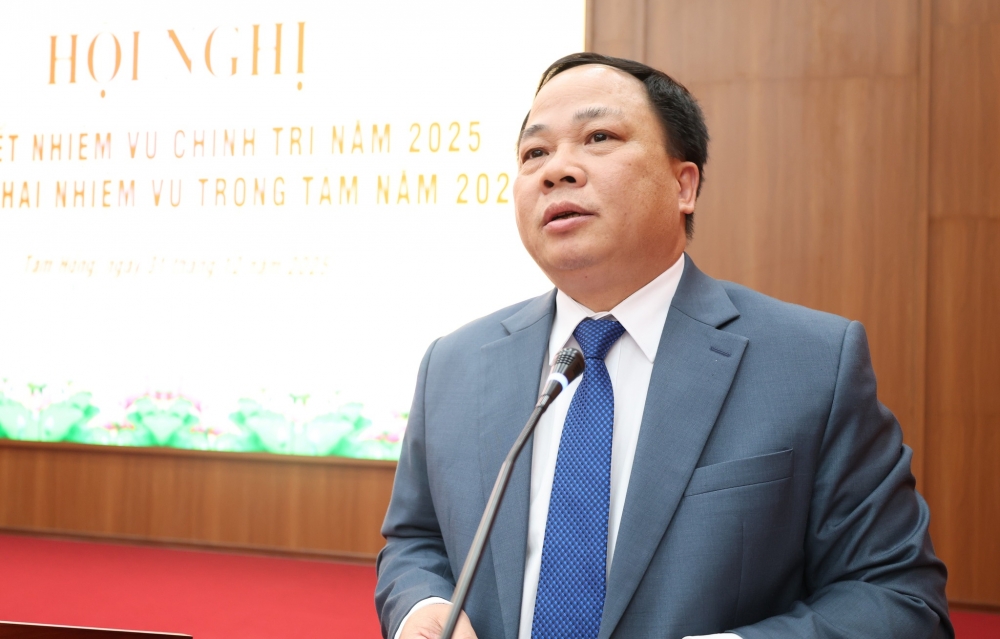 Đồng chí Quách Văn Tuấn, Ủy viên BTV Đảng ủy - Trưởng phòng Văn hóa xã hội tham luận tại hội nghị