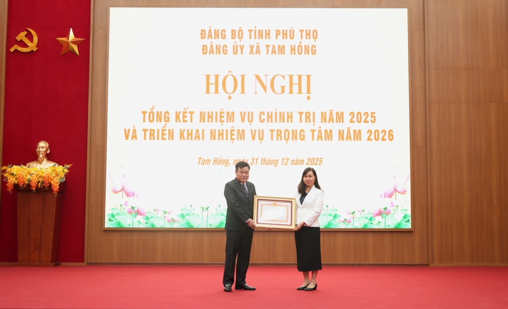 Đồng chí Bùi Thị Thu Hằng, Ủy viên BTV Tỉnh ủy, Chủ nhiệm Ủy ban kiểm tra Tỉnh ủy tặng Bằng khen của Thủ tướng Chính phủ cho đồng chí Nguyễn Ngọc Tú, Bí thư Đảng ủy – Chủ tịch HĐND xã