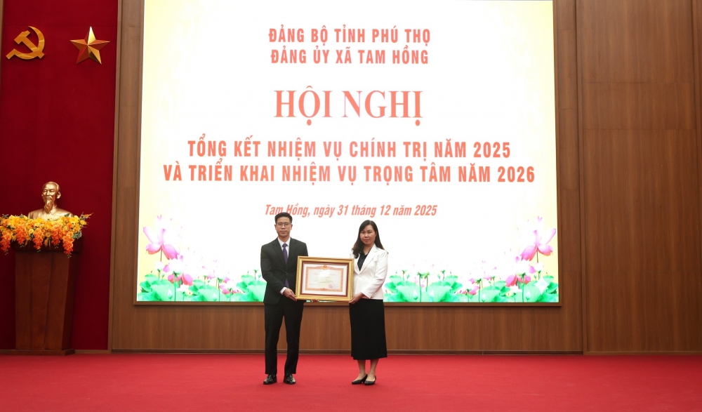 Đồng chí Bùi Thị Thu Hằng, Ủy viên BTV Tỉnh ủy, Chủ nhiệm Ủy ban kiểm tra Tỉnh ủy tặng Bằng khen của Thủ tướng Chính phủ cho đồng chí Trần Gia Khánh, Ủy viên BTV Đảng ủy – Phó Chủ tịch UBND xã