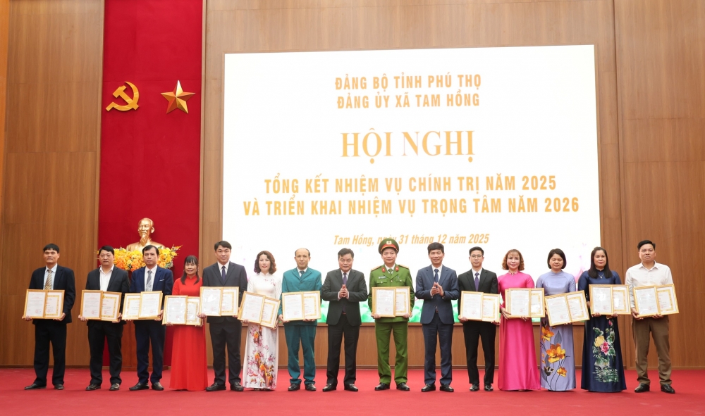 Các tập thể và cá nhân có thành tích xuất sắc năm 2025 được Đảng ủy xã khen thưởng