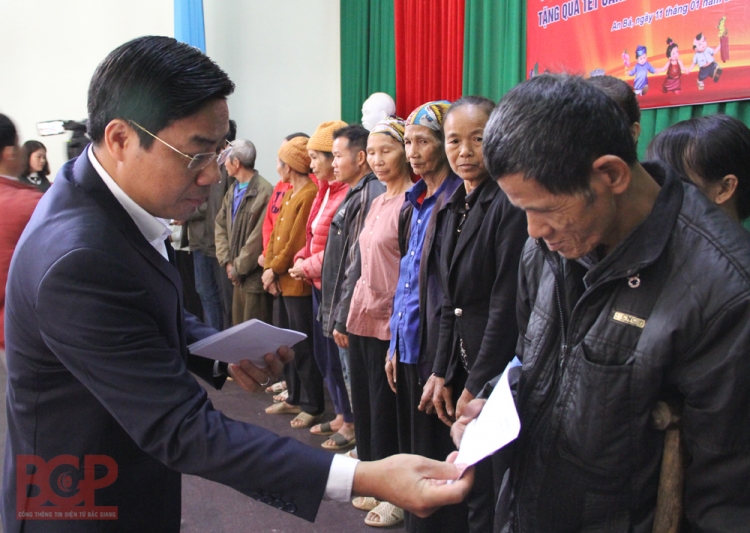 Chủ tịch tỉnh Bắc Giang thăm và tặng quà cho hộ nghèo, doanh nghiệp