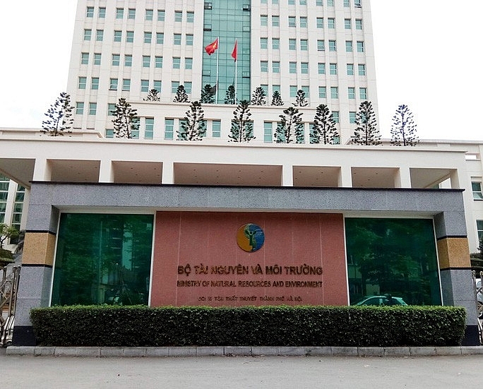 Một viên chức của Bộ TN&MT và 6 người khác bị khởi tố về tội làm giả giấy tờ