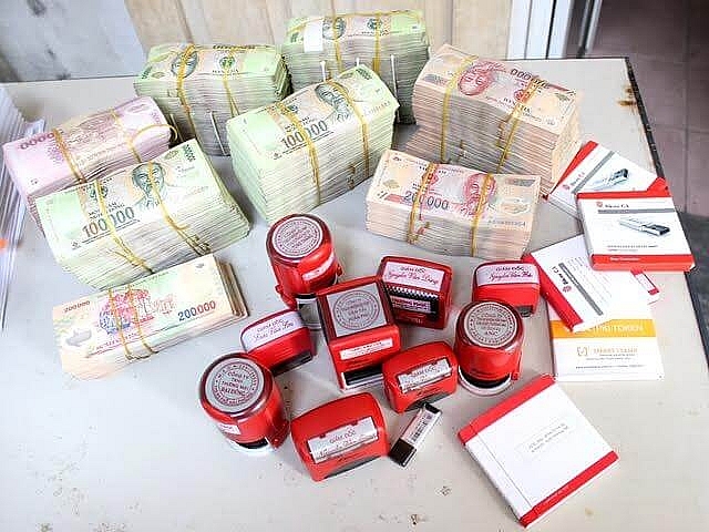 Một viên chức của Bộ TN&MT và 6 người khác bị khởi tố về tội làm giả giấy tờ