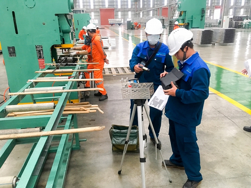 Một viên chức của Bộ TN&MT và 6 người khác bị khởi tố về tội làm giả giấy tờ