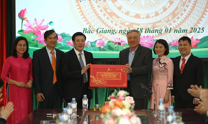 Phó Thủ tướng Thường trực Chính phủ trao quà Tết tại Bắc Giang