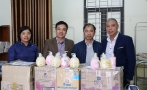 Công ty vận tải Hưng Thịnh Phát tặng gần 600 lọ dung dịch sát khuẩn cho huyện Hiệp Hòa