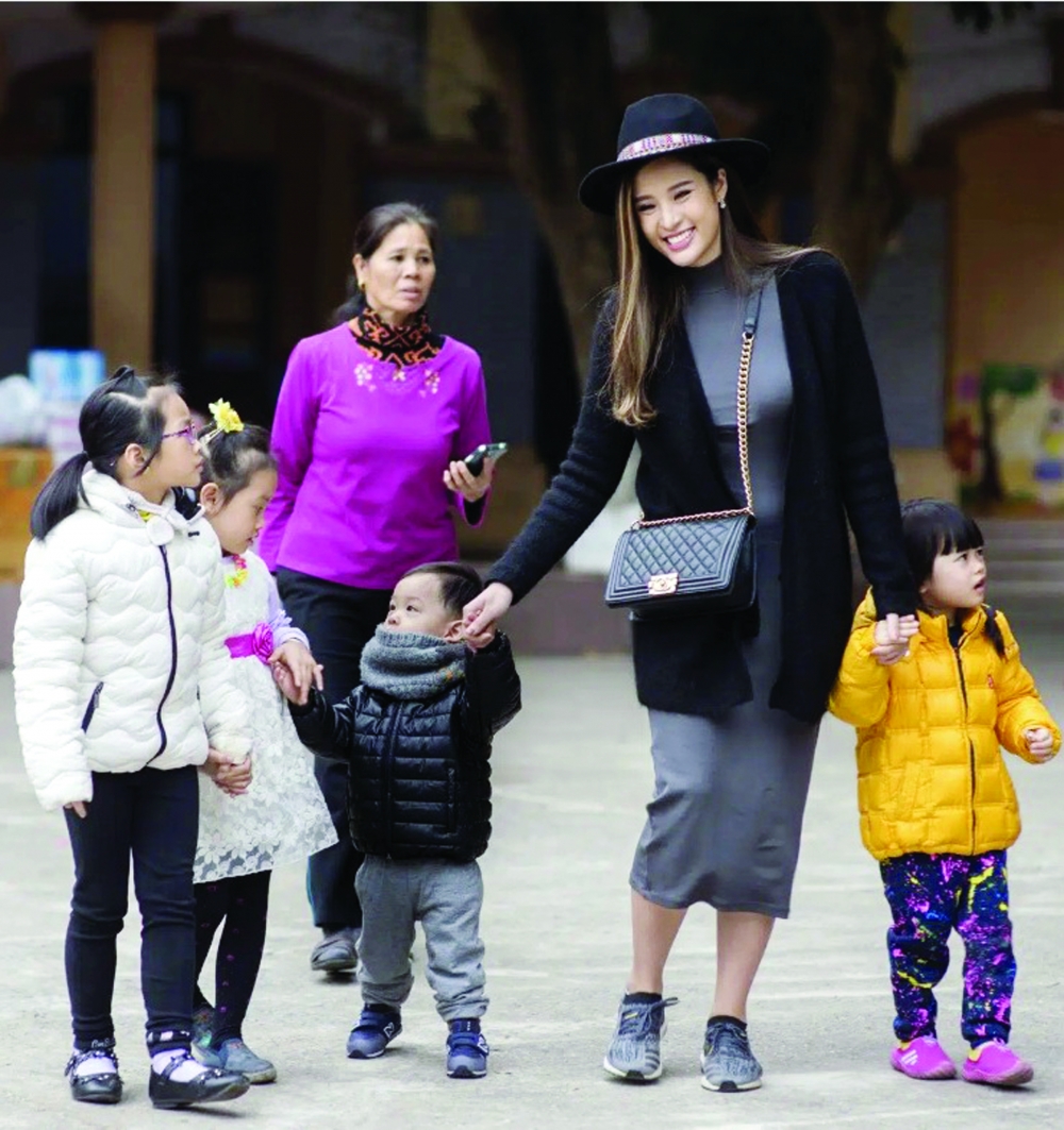 Hoa hậu Đông Nam Á Phan Hoàng Thu trong một chuyến thiện nguyện