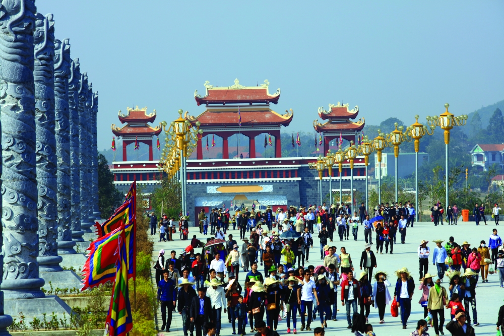 Du khách thả bước trên trục hành lễ trung tâm văn hóa lễ hội Tây Thiên