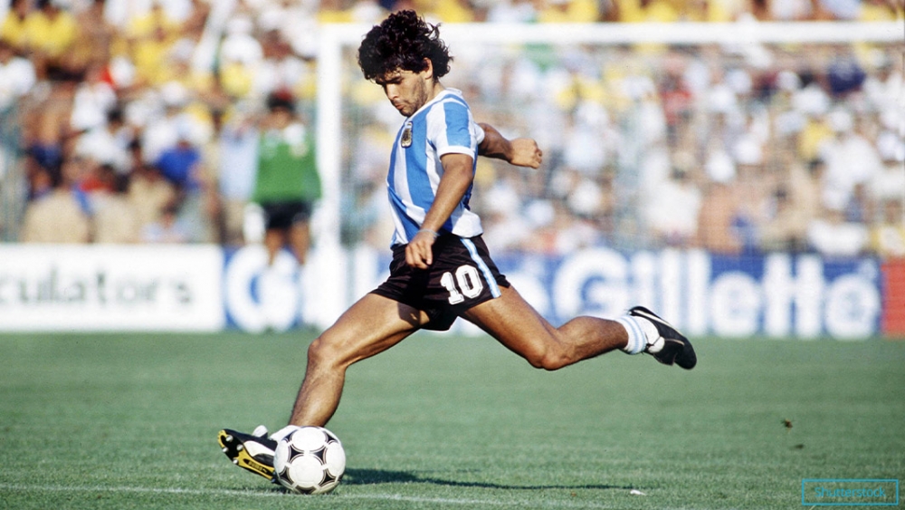 Dấu ấn lớn nhất của Diego Maradona trong màu áo Barca không phải những danh hiệu mà là bàn thắng để đời vào lưới Real Madrid ngày 26/6/1983