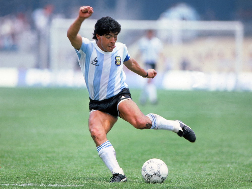 Trận tứ kết gặp Anh là nơi Maradona đi vào ngôi đền bất tử với 2 bàn thắng kinh điển: Bàn tay của Chúa đầy tranh cãi và pha solo qua 5 cầu thủ được gọi là bàn thắng thế kỷ