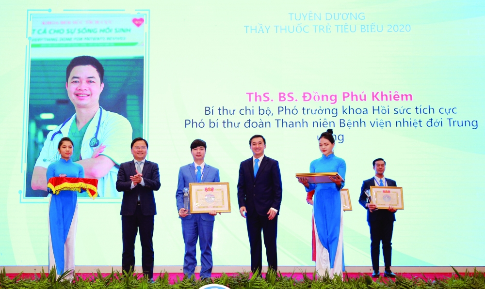 Thạc sĩ, bác sĩ Đồng Phú Khiêm (Phó Trưởng khoa Hồi sức tích cực) nhận giải thưởng Thầy thuốc trẻ Việt Nam tiêu biểu năm 2020