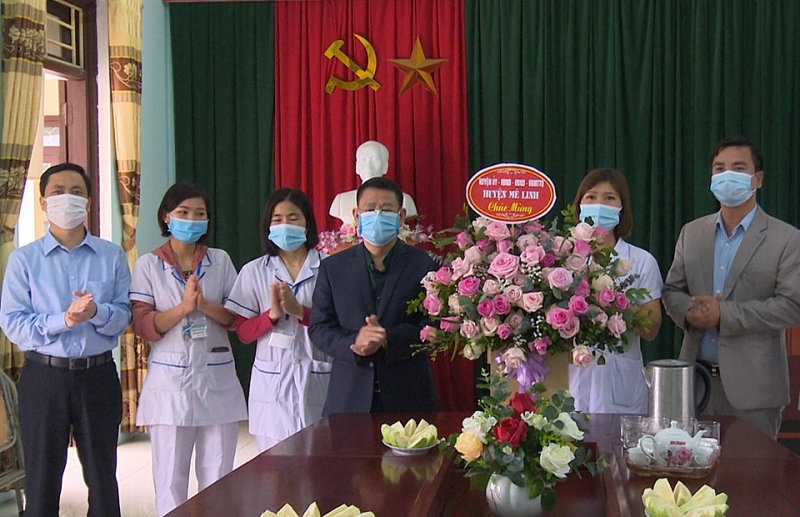 Lãnh đạo huyện Mê Linh chúc mừng lực lượng y tế nhân Ngày Thầy thuốc Việt Nam