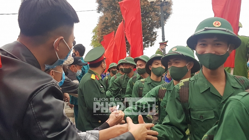 Lễ giao, nhận quân tại huyện Mê Linh đảm bảo nhanh, gọn và trang trọng