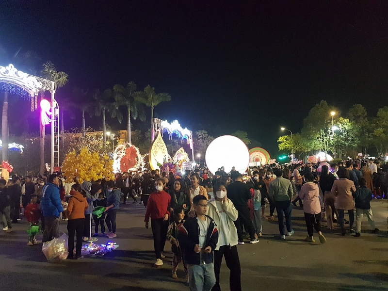 Hàng vạn du khách tham dự lễ khai mạc Festival 