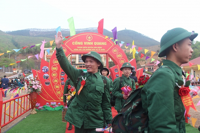 Thanh niên Bắc Giang hào hứng lên đường tòng quân