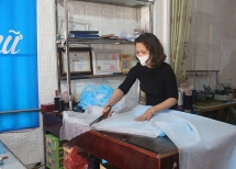 Thái Nguyên: Người phụ nữ may 1.500 chiếc khẩu trang, phát miễn phí