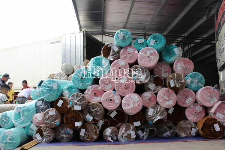 Bắt giữ lô vải nguyên liệu đội lốt vải phế phẩm