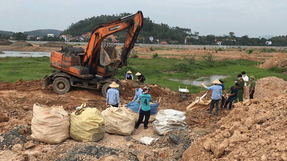 Phát hiện DN Trung Quốc tại Bắc Giang chôn hàng chục tấn nghi là chất thải công nghiệp