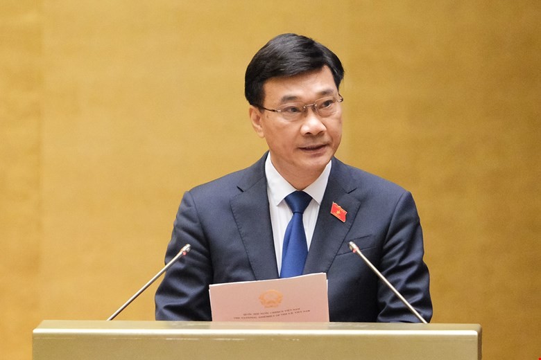 Chủ nhiệm Ủy ban Kinh tế của Quốc hội Vũ Hồng Thanh trình bày báo cáo trước Quốc hội