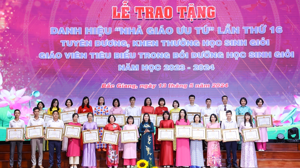 Bắc Giang: Trao tặng danh hiệu Nhà giáo ưu tú và khen thưởng giáo viên, học sinh