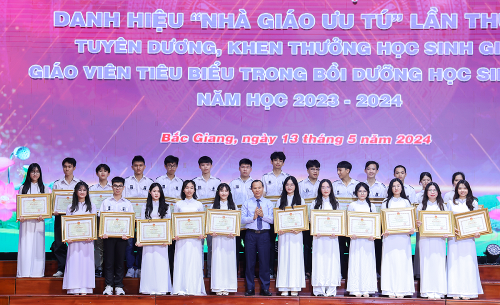 Bắc Giang: Trao tặng danh hiệu Nhà giáo ưu tú và khen thưởng giáo viên, học sinh
