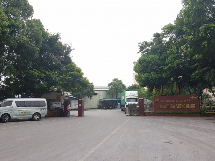 Nhà máy giấy Xương Giang bị tố xả khói đen ra môi trường