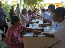 Khám, cấp thuốc miễn phí cho 500 người dân Bắc Giang